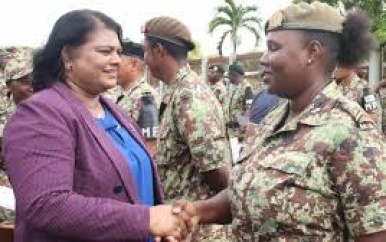 128 militairen bevorderd in een naast hogere rang