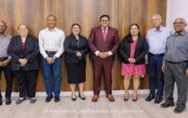 “Presidentiële commissie geïnstalleerd voor ontwikkeling mijnbouwpotentieel in Suriname”