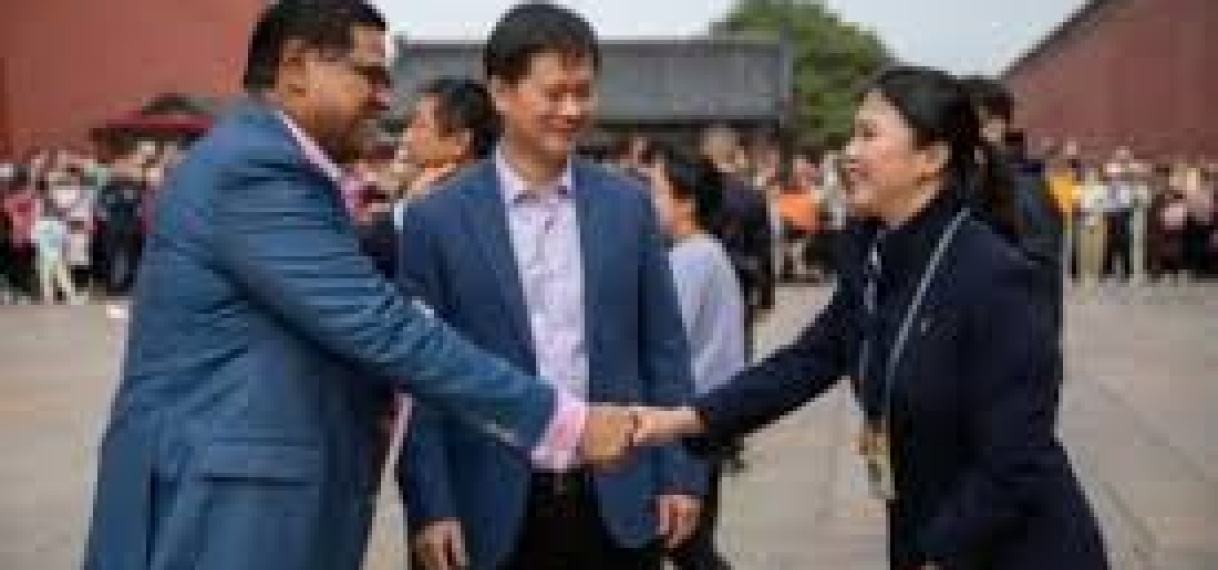 President Santokhi krijgt rondleiding door historisch ‘Forbidden City’