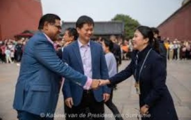 President Santokhi krijgt rondleiding door historisch ‘Forbidden City’
