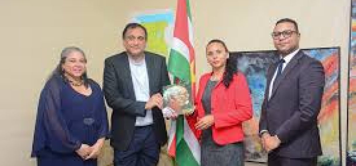 Ontmoeting tussen Sabine de Vries en Juan Pawiroredjo met Prof. Dr. Henry Ori betreffende de nalatenschap van Erwin de Vries