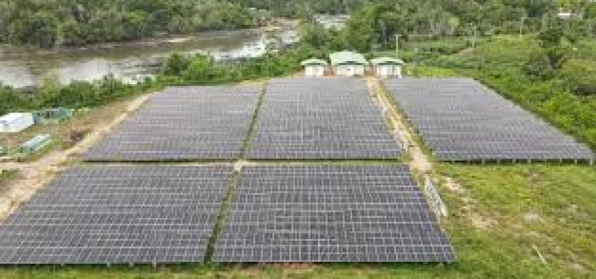 Zestien dorpen Tapanahony krijgen 24 uur stroom door ingebruikname zonne-energie