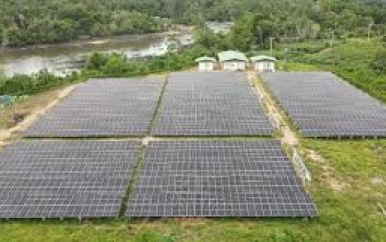 Zestien dorpen Tapanahony krijgen 24 uur stroom door ingebruikname zonne-energie