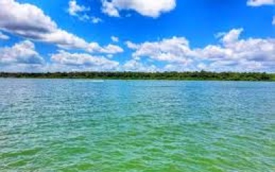 Mysterie van het groene water in Surinaamse rivieren houdt gemeenschap in de ban