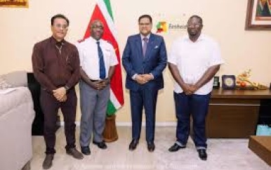 Leger des Heils bespreekt plannen met president Santokhi