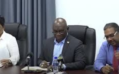 JusPol-minister Amoksi benadrukt belang van schiettrainingen voor agenten