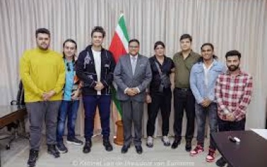 Indiase ster Jubin Nautiyal op bezoek bij president Santokhi in Suriname