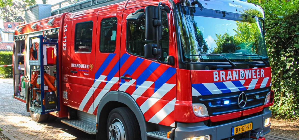 Auto in de prak na botsing met goederentrein in Gronings dorp