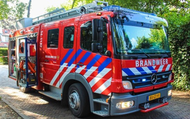 Auto in de prak na botsing met goederentrein in Gronings dorp