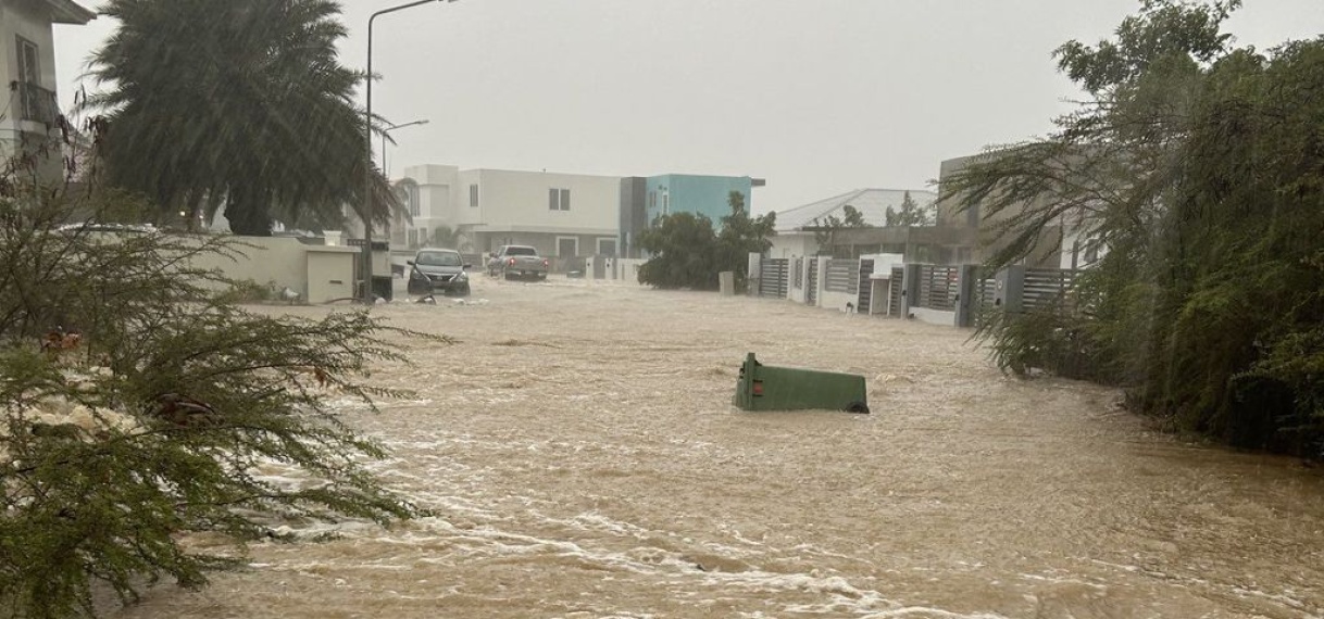 Jandino Asporaat deelt beelden van schade na overstromingen Curaçao