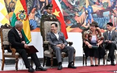 Ambassadeur Samijadi presenteert geloofsbrieven aan Boliviaanse President