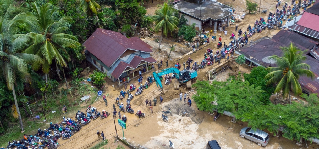 Truck in Indonesië bijna bedolven onder modderstroom