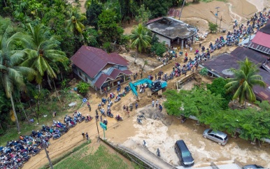 Truck in Indonesië bijna bedolven onder modderstroom