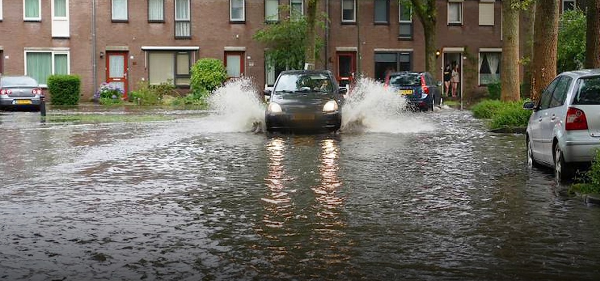 Straten in Brabant staan blank na flinke hoosbui