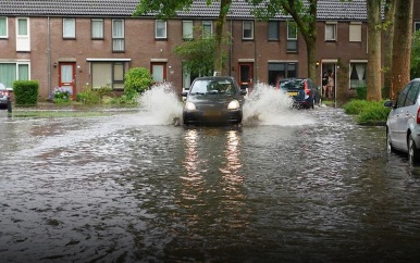 Straten in Brabant staan blank na flinke hoosbui