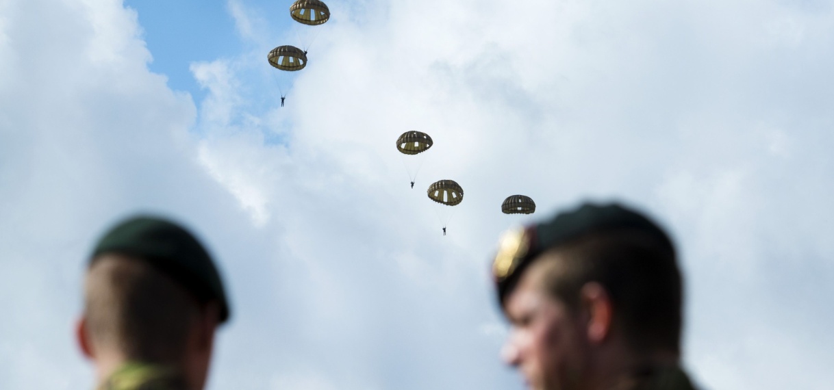 Deense militair overleden na parachutesprong op Texel