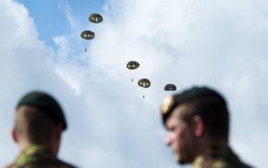 Deense militair overleden na parachutesprong op Texel