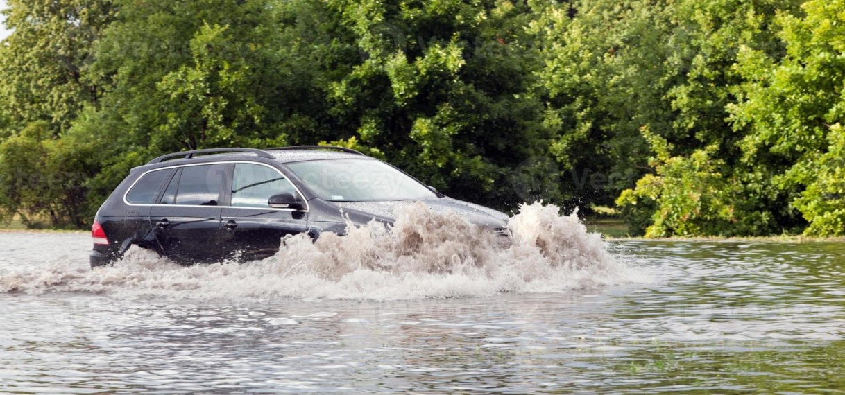 Vrouw belandt in rivier met auto en ontsnapt