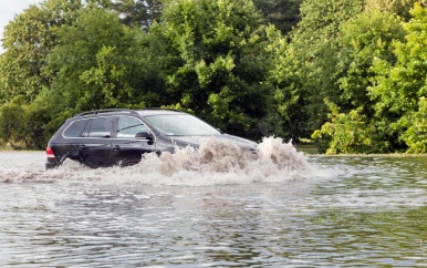 Vrouw belandt in rivier met auto en ontsnapt