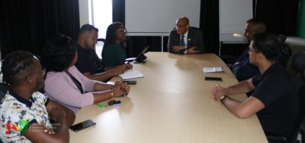 Minister Mac Andrew heeft overleg met CARICOM-jongerenvertegenwoordigers