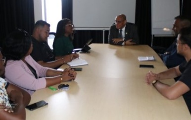 Minister Mac Andrew heeft overleg met CARICOM-jongerenvertegenwoordigers