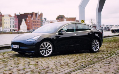 Tesla rijdt in zelfrijmodus recht op Amerikaanse trein af