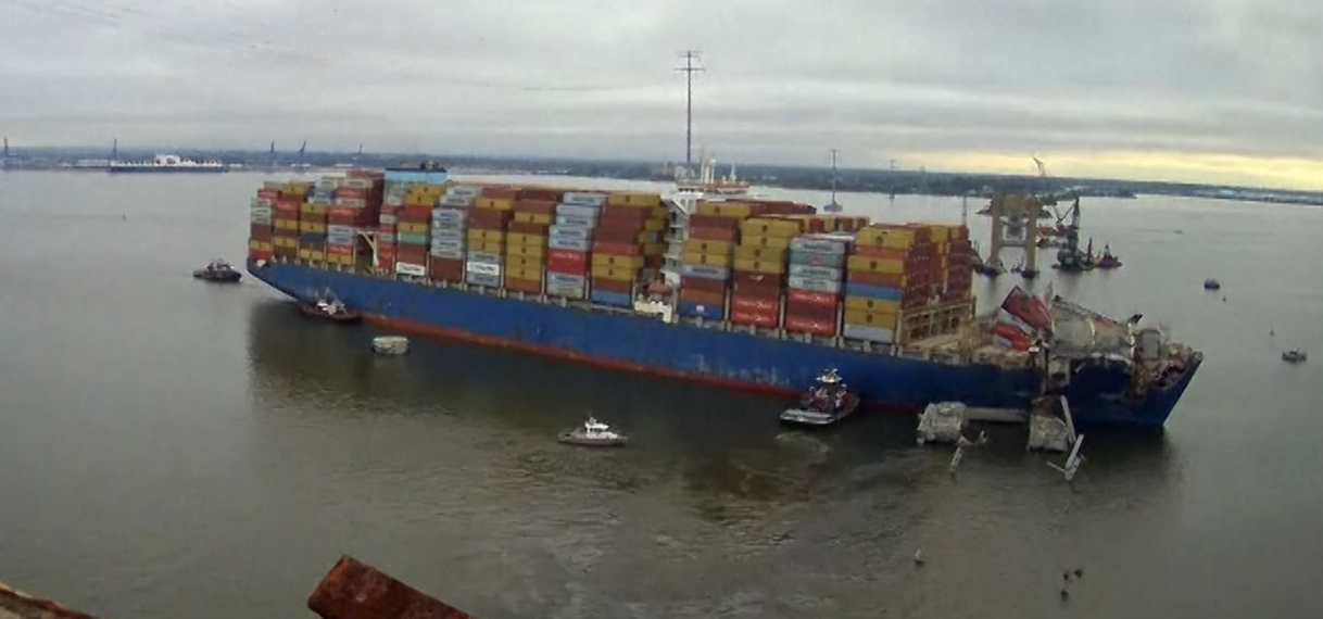 UPDATE: Timelapse toont schip dat wordt weggesleept van ingestorte brug in VS