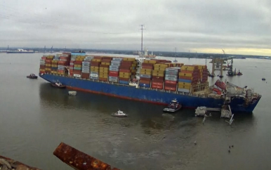 UPDATE: Timelapse toont schip dat wordt weggesleept van ingestorte brug in VS