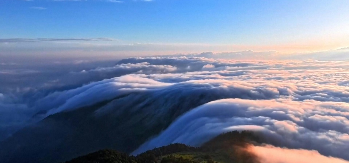 Luchtbeelden tonen ‘wolkenwaterval’ boven bergen in China