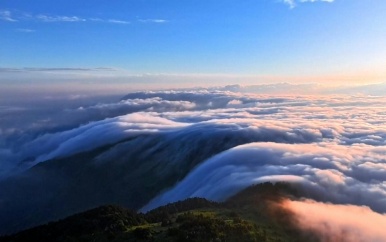 Luchtbeelden tonen ‘wolkenwaterval’ boven bergen in China