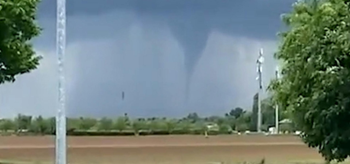 Omstanders filmen tornado in het noorden van Italië
