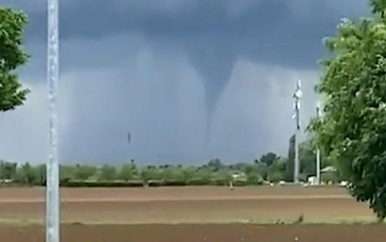 Omstanders filmen tornado in het noorden van Italië