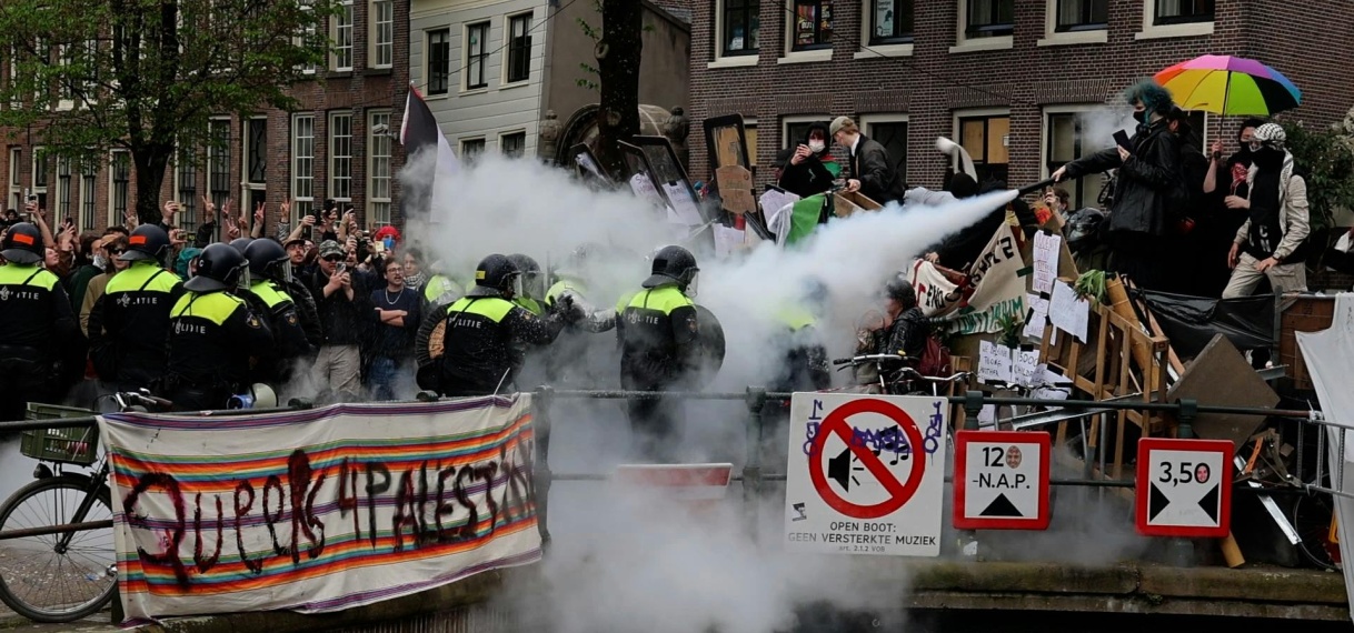 Pand Universiteit van Amsterdam vernield tijdens Gazaprotest