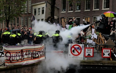 Pand Universiteit van Amsterdam vernield tijdens Gazaprotest