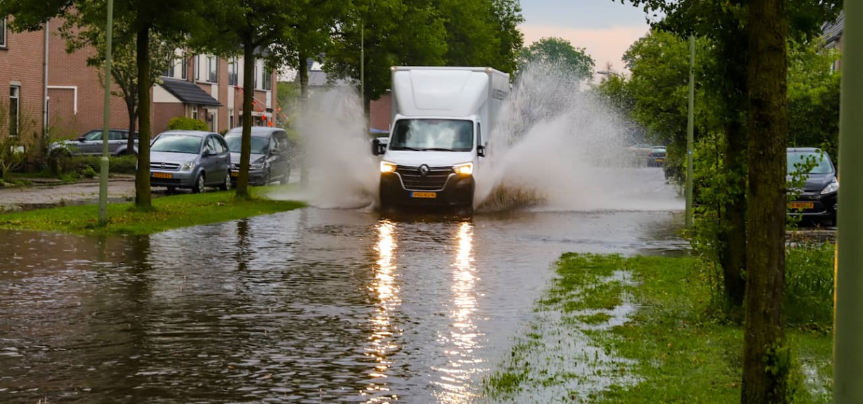 Regen- en onweersbuien zorgen in delen van Nederland voor overlast