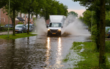 Regen- en onweersbuien zorgen in delen van Nederland voor overlast