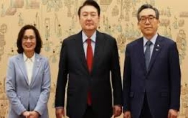 Ambassadeur Pick Fung Chong overhandigt geloofsbrieven aan president Yoon van Zuid-Korea