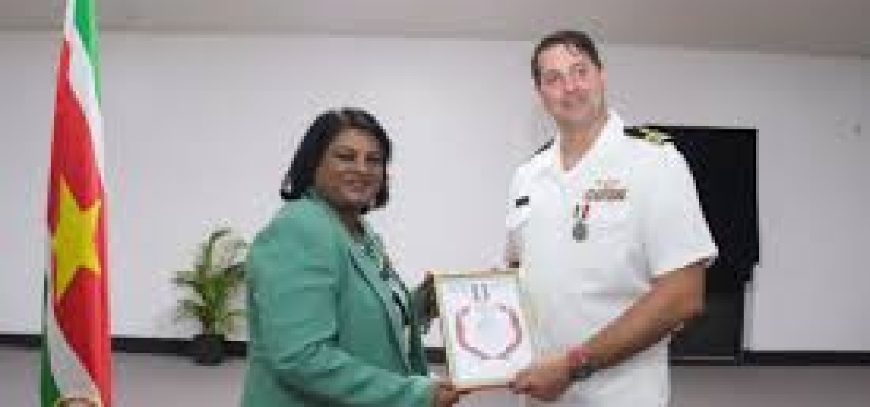 Amerikaanse Military Liaison Officer Luitenant-Commandant Swank gedecoreerd bij vertrek uit Suriname