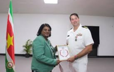 Amerikaanse Military Liaison Officer Luitenant-Commandant Swank gedecoreerd bij vertrek uit Suriname