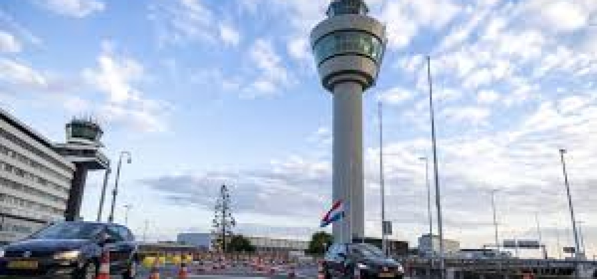 Zes mannen gearresteerd voor drugssmokkel via Schiphol