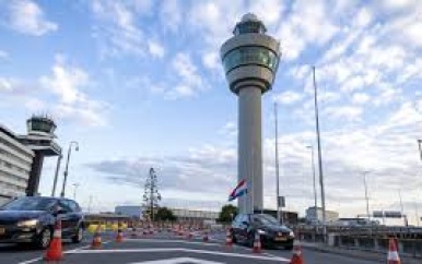 Zes mannen gearresteerd voor drugssmokkel via Schiphol