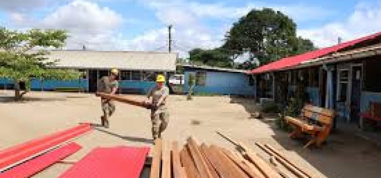 Surinaamse en Amerikaanse militairen renoveren twee scholen