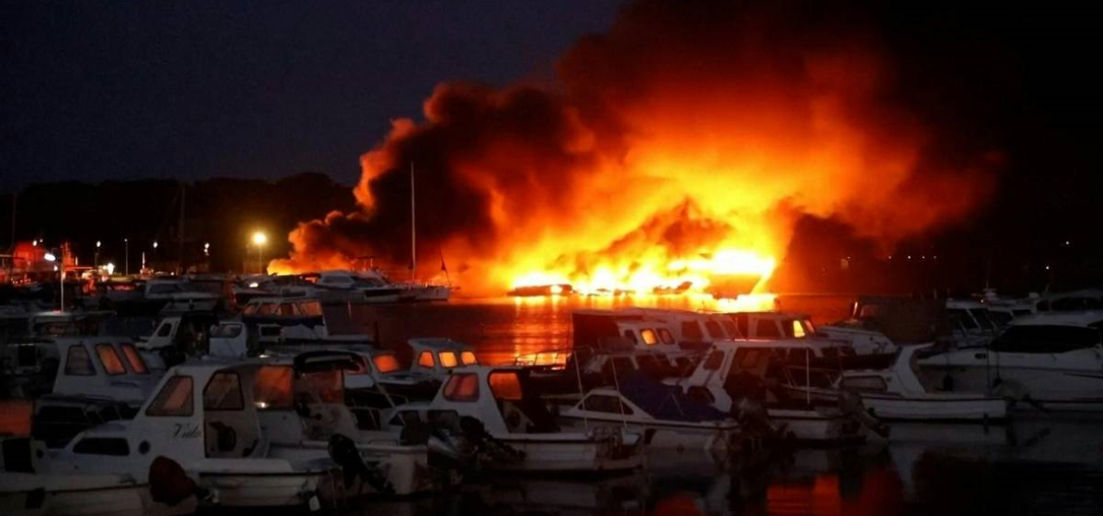 Luxeboten gaan in vlammen op in Kroatische jachthaven