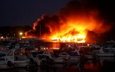 Luxeboten gaan in vlammen op in Kroatische jachthaven