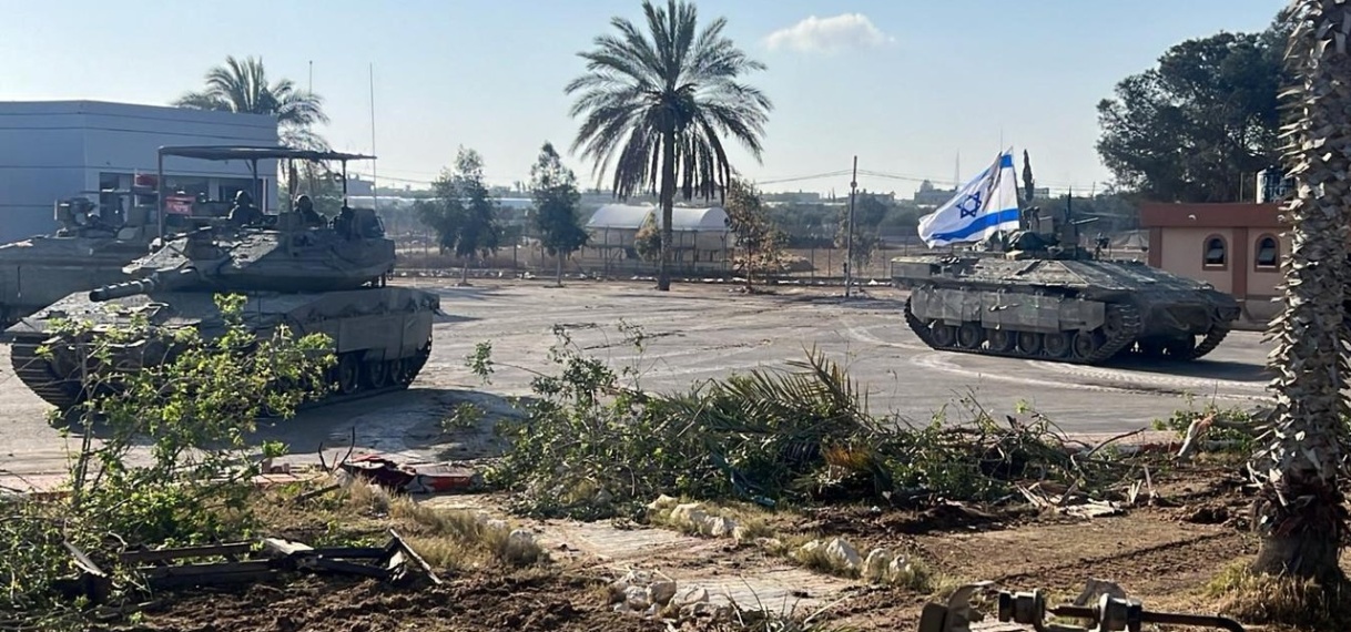 Israëlische tank vernielt Gaza-bord bij Rafah