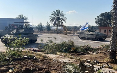 Israëlische tank vernielt Gaza-bord bij Rafah