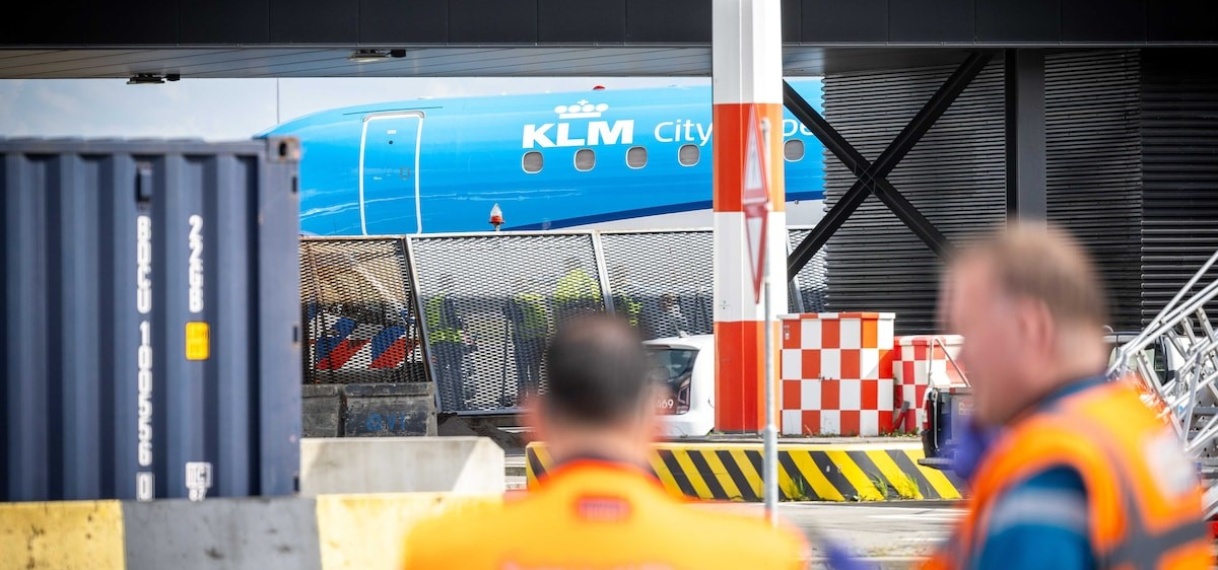 UPDATE: Persoon die omkwam in vliegtuigmotor was medewerker van bedrijf op Schiphol