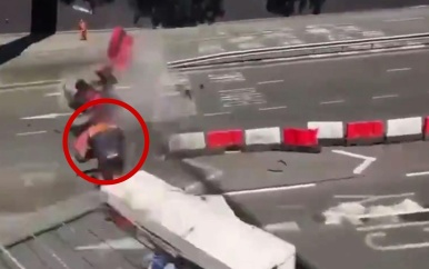 Marshal ontsnapt aan de dood bij crash in Britse race