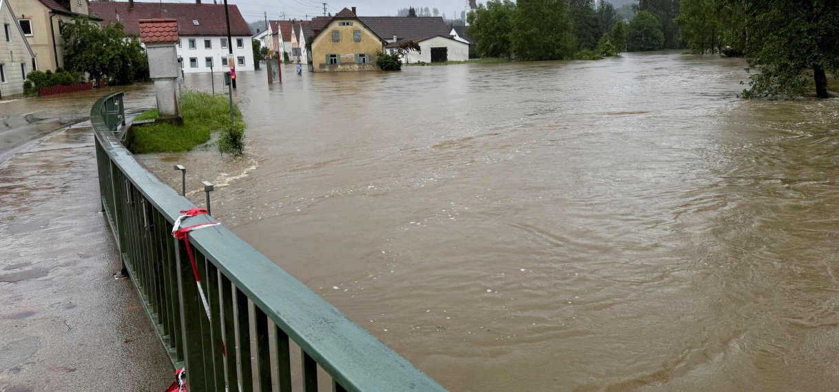 Helikopter evacueert mensen na overstromingen in Zuid-Duitsland