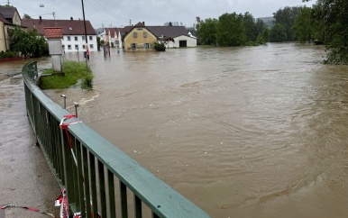 Helikopter evacueert mensen na overstromingen in Zuid-Duitsland